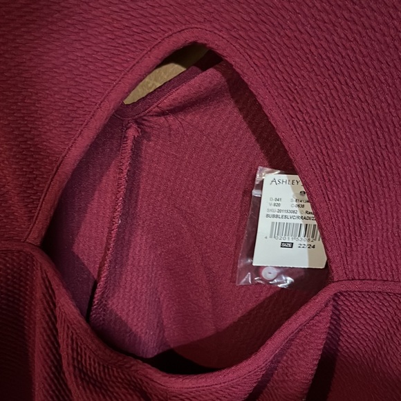 🤍”Sale”Nwt Gorgeous puff sleeves raspberry peplum peek a boo top size 22/24. - Picture 4 of 8